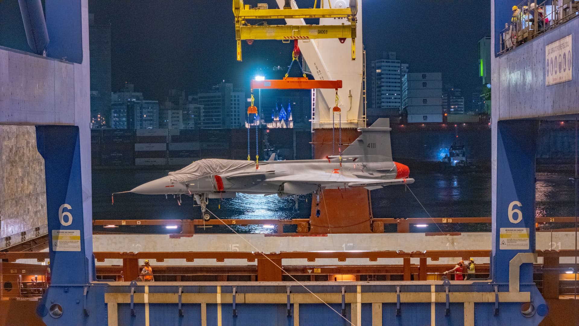 Portonave recebe oitava carga de aeronave de caça da Força Aérea Brasileira