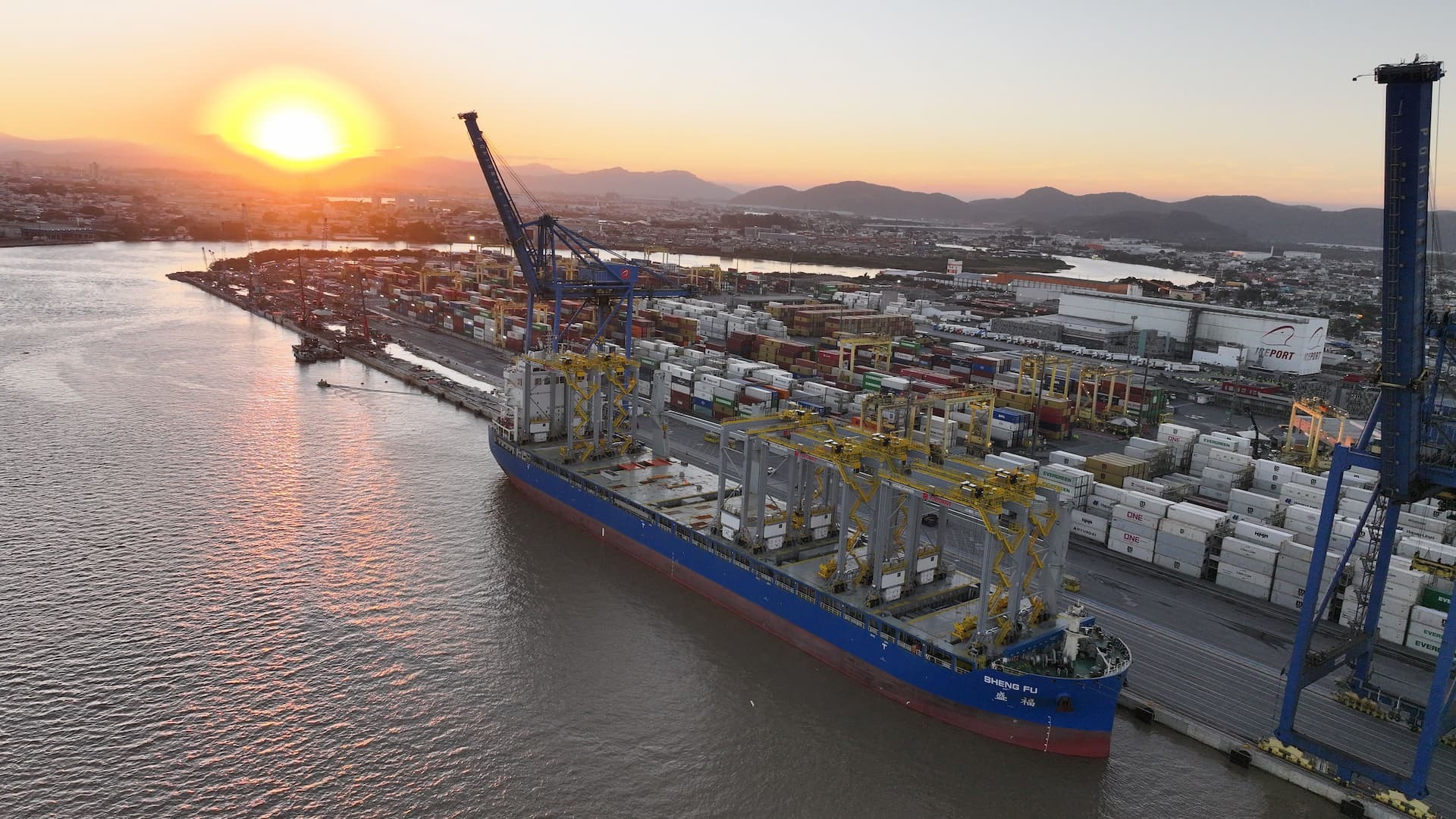Portonave amplia frota de pátio com sete novos guindastes elétricos
