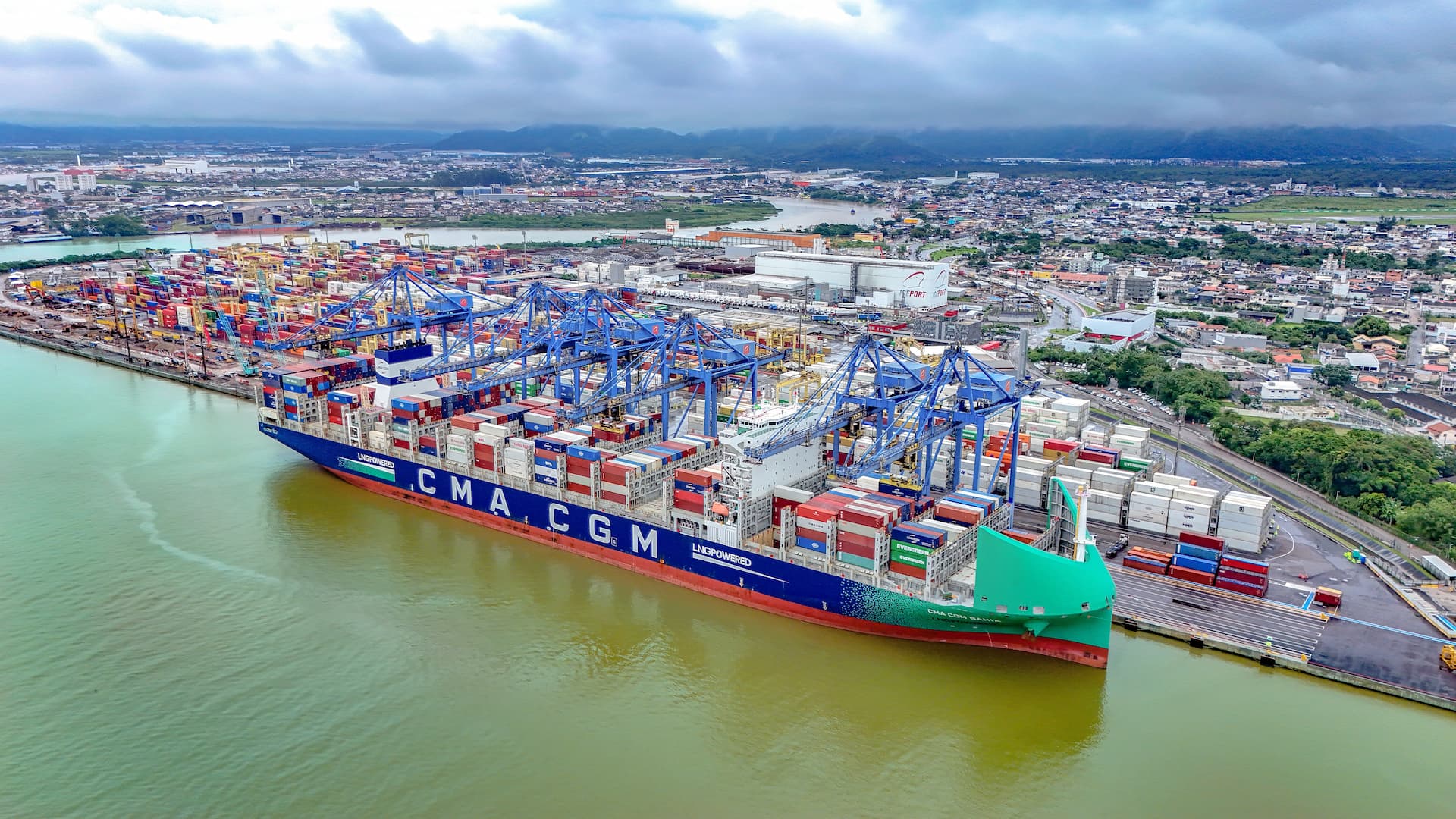 Portonave bate recorde de movimento de contêineres em um único navio