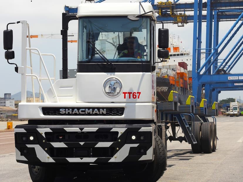 Imagem relacionada à notícia: Portonave pioneers the operation of the first Electric Terminal Tractor in the South region
